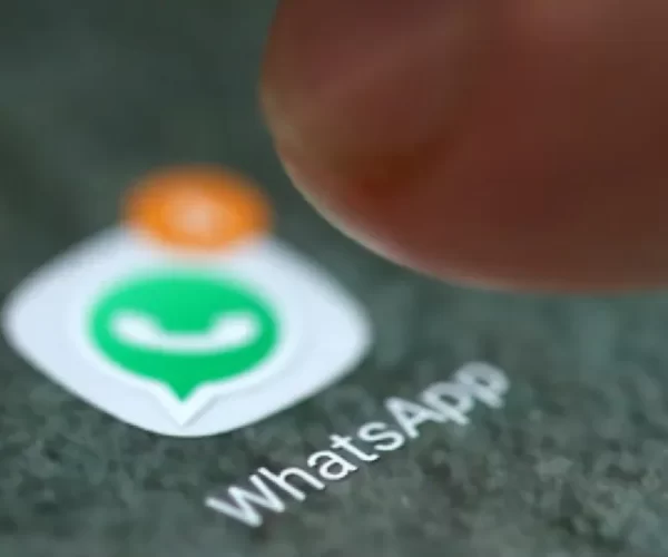 WhatsApp พบข้อจำกัดที่เพิ่มขึ้นสำหรับข้อความที่ส่งต่อ การทดสอบแท็บชุมชนสำหรับผู้ใช้ iOS